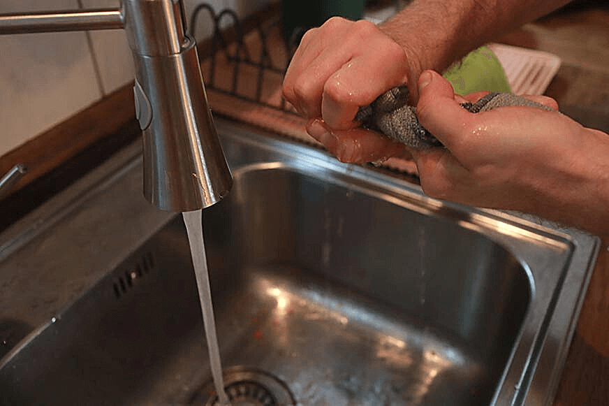 Das Wischpad des WINBOT W1 PRO wird ausgewrungen